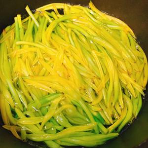 鲜黄花菜炒鸡蛋（秋水仙碱必须处理干净）