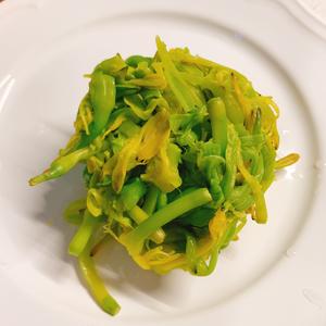 鲜黄花菜炒鸡蛋（秋水仙碱必须处理干净）