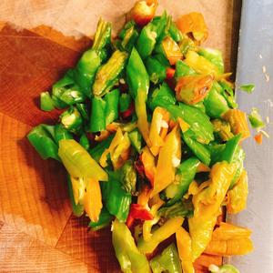 鲜黄花菜炒鸡蛋（秋水仙碱必须处理干净）