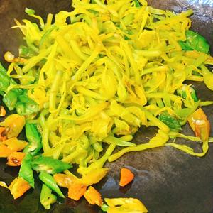 鲜黄花菜炒鸡蛋（秋水仙碱必须处理干净）