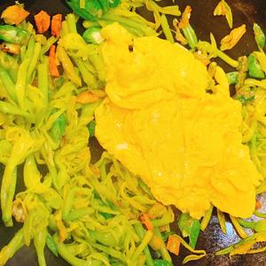 鲜黄花菜炒鸡蛋（秋水仙碱必须处理干净）