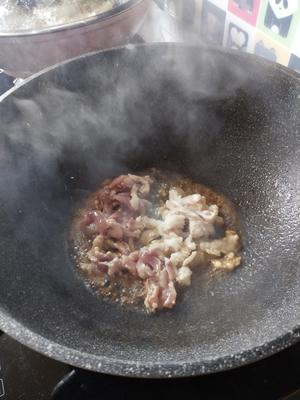 〈干黄花菜炒肉〉，简单下饭。欣小厨 ?