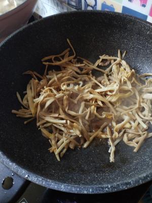 〈干黄花菜炒肉〉，简单下饭。欣小厨 ?