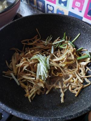 〈干黄花菜炒肉〉，简单下饭。欣小厨 ?