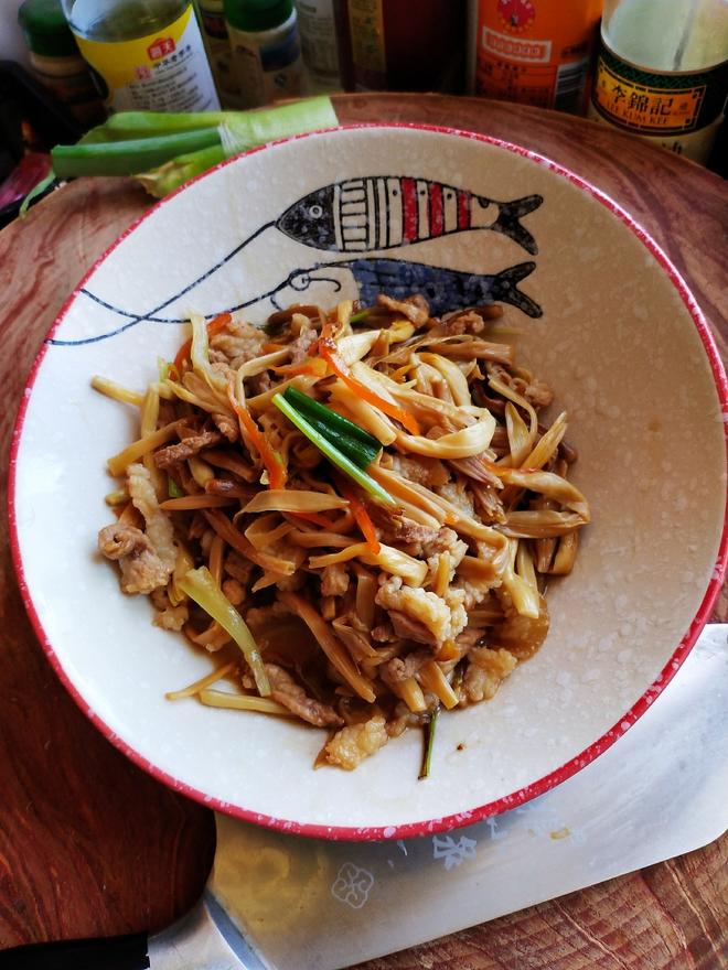 〈干黄花菜炒肉〉，简单下饭。欣小厨 ?