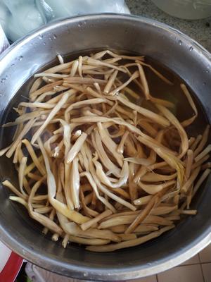 〈干黄花菜炒肉〉，简单下饭。欣小厨 ?