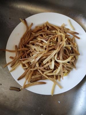 〈干黄花菜炒肉〉，简单下饭。欣小厨 ?