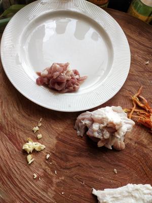 〈干黄花菜炒肉〉，简单下饭。欣小厨 ?
