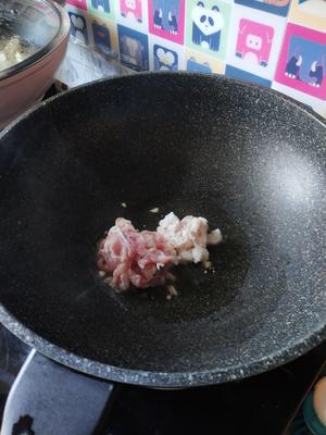 〈干黄花菜炒肉〉，简单下饭。欣小厨 ?