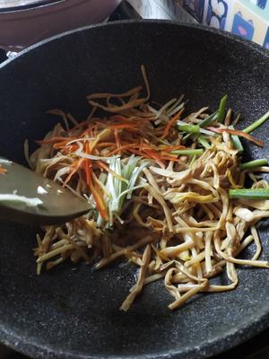 〈干黄花菜炒肉〉，简单下饭。欣小厨 ?