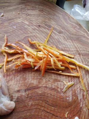 〈干黄花菜炒肉〉，简单下饭。欣小厨 ?