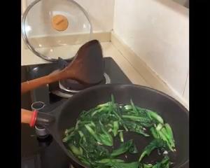 蒜炒芥兰炒出来又黑又软？口感清脆色泽鲜绿的清炒芥兰方法这里都有！