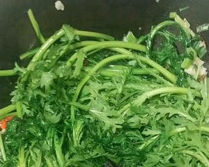 炒茼蒿（零失败巨好吃的快手菜）
