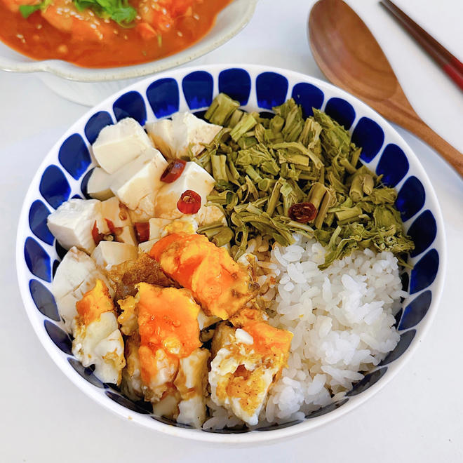 香椿豆腐鸡蛋拌饭（ref.萌yy）