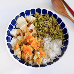 香椿豆腐鸡蛋拌饭（ref.萌yy）