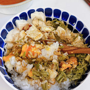 香椿豆腐鸡蛋拌饭（ref.萌yy）