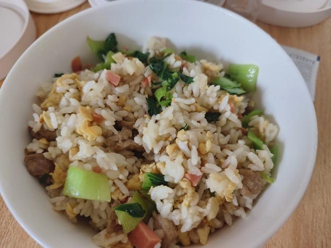 油菜猪肉鸡蛋火腿炒饭