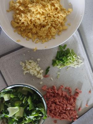 油菜猪肉鸡蛋火腿炒饭