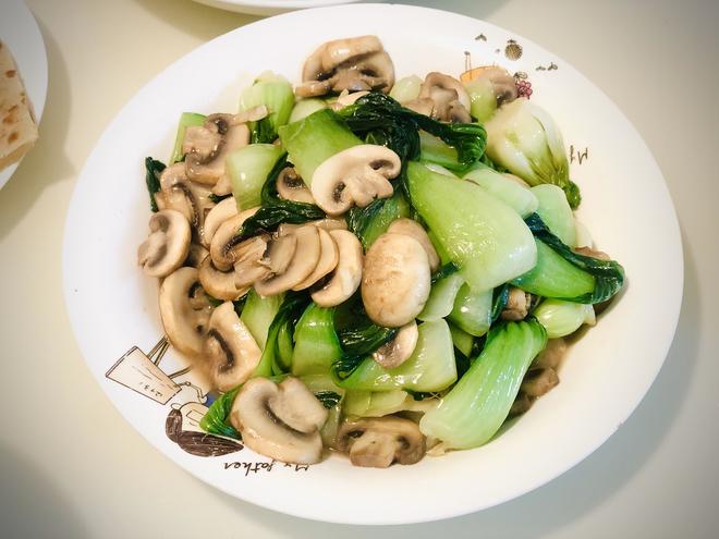 鲜美的口蘑炒青菜