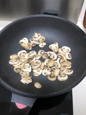鲜美的口蘑炒青菜