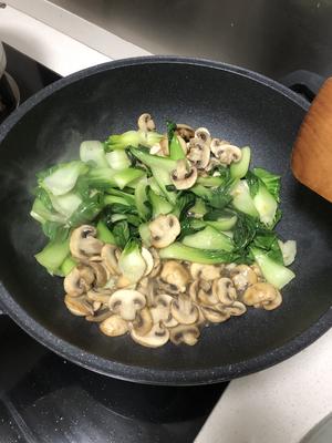 鲜美的口蘑炒青菜