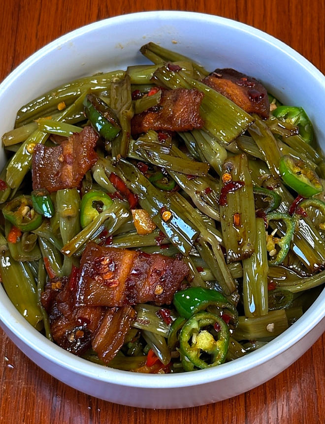 这个酸菜空心菜梗，真的太太太费米饭了?
