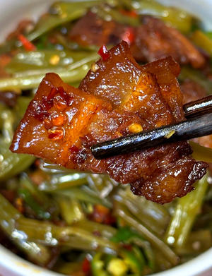 这个酸菜空心菜梗，真的太太太费米饭了?