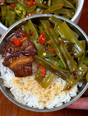 这个酸菜空心菜梗，真的太太太费米饭了?