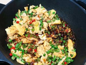 豆角（扁豆）蒜苔（蒜苗）炒鸡蛋，下饭菜