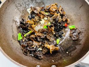 蒜苔木耳炒鸡蛋