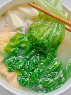 口味鲜美的鸡蛋豆腐生菜汤