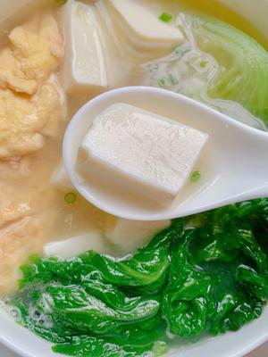 口味鲜美的鸡蛋豆腐生菜汤