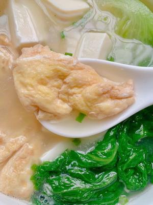 口味鲜美的鸡蛋豆腐生菜汤