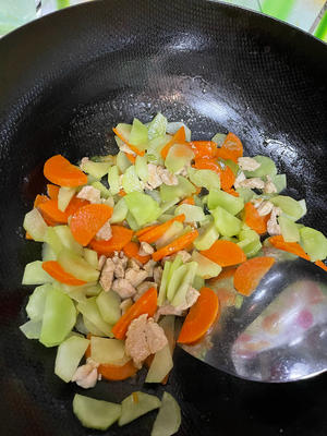 胡萝卜莴苣炒肉