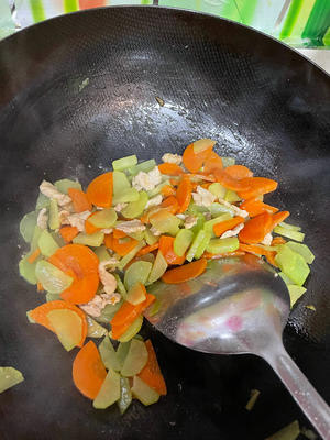 胡萝卜莴苣炒肉