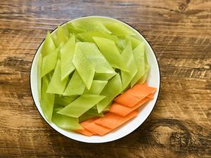 清炒菱形莴苣片