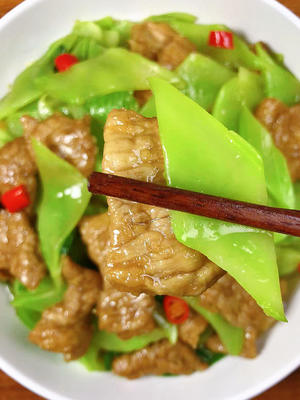 简单好吃下饭的莴笋炒肉来啦！