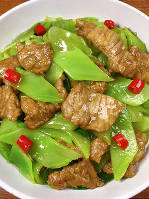 简单好吃下饭的莴笋炒肉来啦！