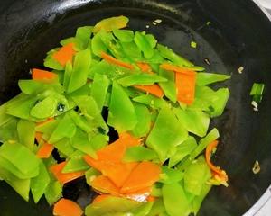 不放鸡精的~胡萝卜莴笋炒虾仁
