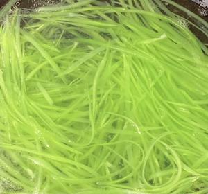 想告诉全世界，这菜太解腻！爽脆开胃的莴笋丝