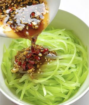 想告诉全世界，这菜太解腻！爽脆开胃的莴笋丝