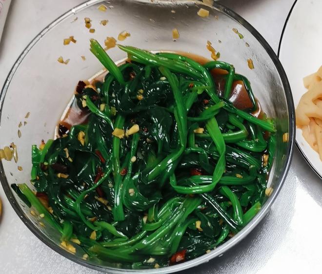 凉拌菠菜(家传秘方)
