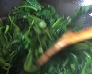 不涩口又嫩的清炒菠菜