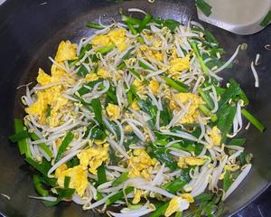 豆芽韭菜炒鸡蛋，三分钟搞定～！