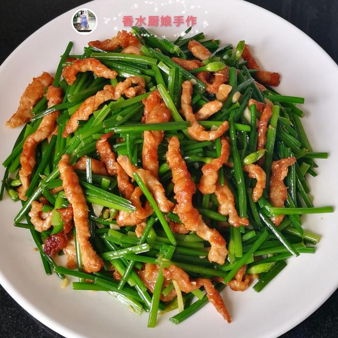 应季蔬菜，韭菜苔炒肉丝，这样做太费米饭了
