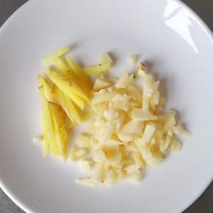 应季蔬菜，韭菜苔炒肉丝，这样做太费米饭了