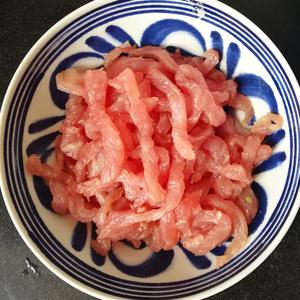 应季蔬菜，韭菜苔炒肉丝，这样做太费米饭了