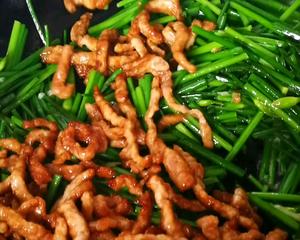 应季蔬菜，韭菜苔炒肉丝，这样做太费米饭了