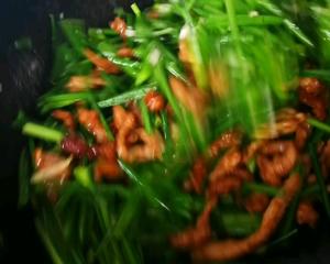 应季蔬菜，韭菜苔炒肉丝，这样做太费米饭了