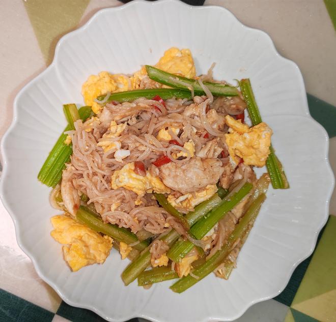 芹菜鸡胸肉炒粉丝